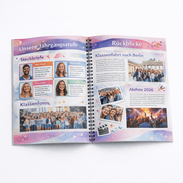 Offen liegende Abizeitung mit Spiralbindung und gestalteten Innenseiten