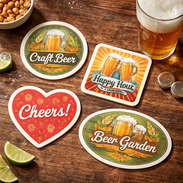 Bedruckte Bierdeckel in verschiedenen Formen: rund, quadratisch, herzförmig und oval