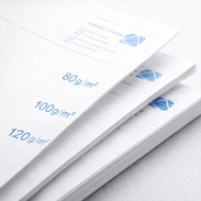 Briefpapier mit verschiedenen Grammaturen 80 g, 100 g und 120 g im Detail, gestapelte Bögen