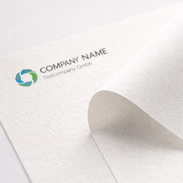 Briefpapier auf Naturpapier mit sichtbarer Papierstruktur im Detail