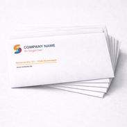 Gefächerte Briefumschläge mit einseitigem Vorderseitendruck als Beispiel für bedruckte Geschäftskuverts