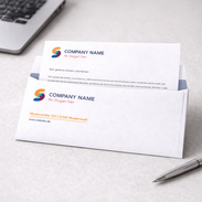 Einseitig bedruckter Briefumschlag mit sichtbarem Briefpapier als Beispiel für Geschäftskorrespondenz