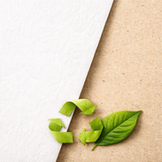 Detailaufnahme von Naturpapier und Recyclingpapier mit sichtbarer Oberflächenstruktur im Vergleich