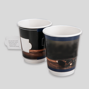 Zwei personalisierte, doppelwandige Becher mit Coupon in verschiedenen Größen