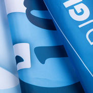 Detailaufnahme eines blauen Fahnenstoffs mit brillantem Druckmotiv – hochwertiges Polyestergewebe für Beachflags und Werbefahnen in leuchtenden Farben von TipTopDruck