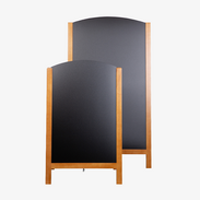 Gebogener Kundenstopper aus Holz mit Kreidetafel in zwei unterschiedlichen Größen