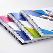 Broschüren mit Spiralbindung und Wire-O-Bindung in verschiedenen Farben