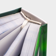 Individuell gestaltetes Hardcover-Buch mit weißem Kapitalband in der Detaildarstellung