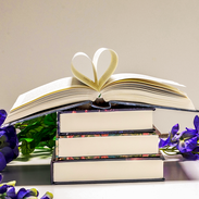 Stapel kompakter Hardcover-Bücher mit geradem Rücken