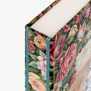 Detailansicht eines kleinen Hardcover-Buchs mit geradem Buchrücken