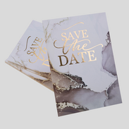 Save-the-Date Karten drucken lassen – edle Einladungskarte mit Goldprägung und Marmoroptik, individuell gestaltet und hochwertig produziert
