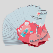 Mehrlagige Multiloft-Flyer mit individuellem Farbkern auf Tisch ausgelegt