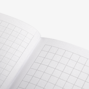 Kariert bedruckte Innenseiten eines Notizblocks mit Softcover aus Offsetpapier