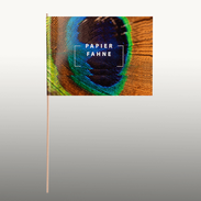 Kleine Papierfahne mit Holzstab, bedruckt mit einem farbenfrohen Pfauenfeder-Motiv