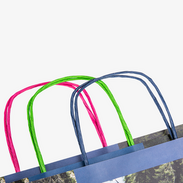 Papiertragetaschen mit bunten Papierkordeln Papiertragetaschen mit bunten Papierkordeln