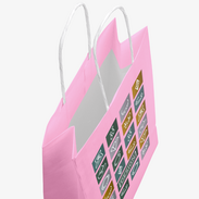 Die Papiertragetasche mit den Maßen 48 x 35 x 13 cm verfügt über weiße Papierkordeln und ist im 4/0-Farbdruckverfahren bedruckt
