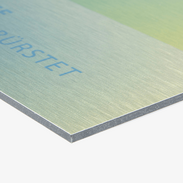 Nahaufnahme einer silber gebürsteten Aluminiumverbundplatte mit Anti-Graffiti-Beschichtung und individuellem Druck
